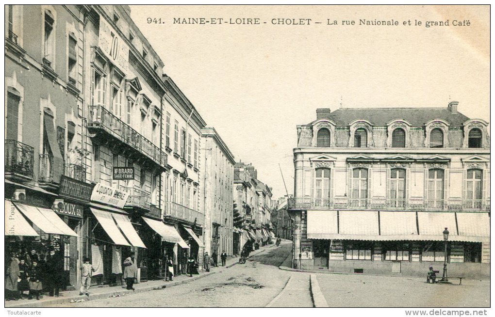 CPA 49 CHOLET LA RUE NATIONALE ET LE GRAND CAFE - Cholet