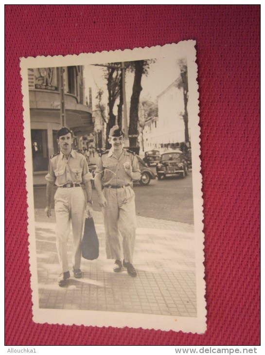 MILITARIA Photo Carte Postale 1945 Nice :2 Militaires Se Provenant Avec Leur Barda En été -- Voitures Automobiles - Guerre, Militaire