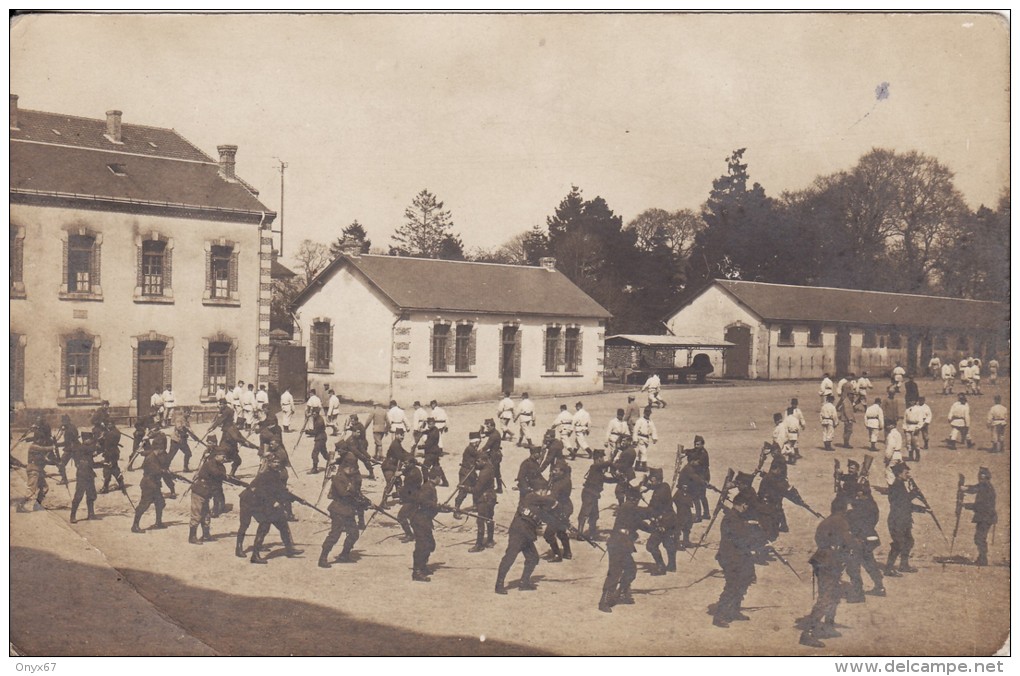 Carte Postale Photo Militaire Français Entrainement Au Combat - CASERNE ? A SITUER A LOCALISER - Barracks