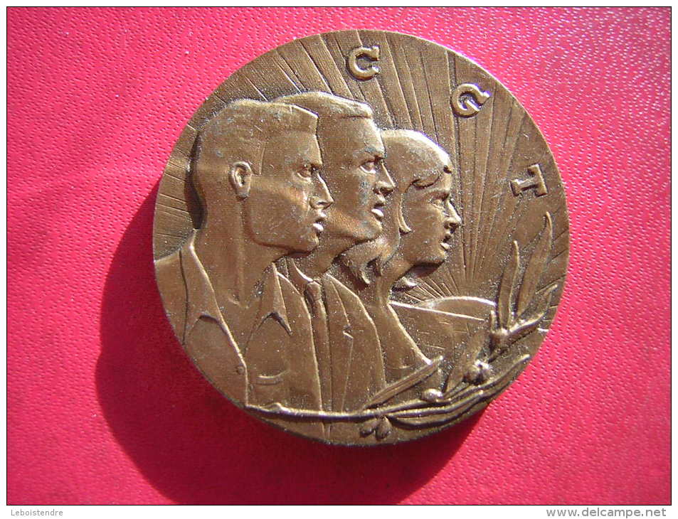 MEDAILLE EN BRONZE 34 GRAMMES  DE SYNDICAT  C G T  AU CAMARADE POUR SES 35 ANNEES DE FIDELITE SYNDICALE - Professionnels / De Société