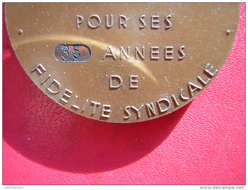 MEDAILLE EN BRONZE 34 GRAMMES  DE SYNDICAT  C G T  AU CAMARADE POUR SES 35 ANNEES DE FIDELITE SYNDICALE - Professionnels / De Société