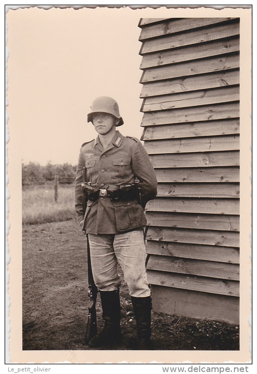 PHOTO ORIGINALE  39 / 45  WW2 WEHRMACHT SOLDAT ALLEMAND AVEC SON FUSIL TOUR DE FACTION - Krieg, Militär