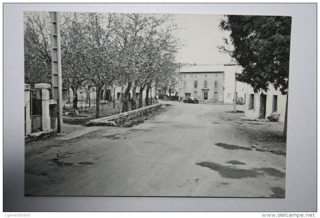 30 : Aigues Vives - La Place ( Voiture DS ) - Aigues-Vives