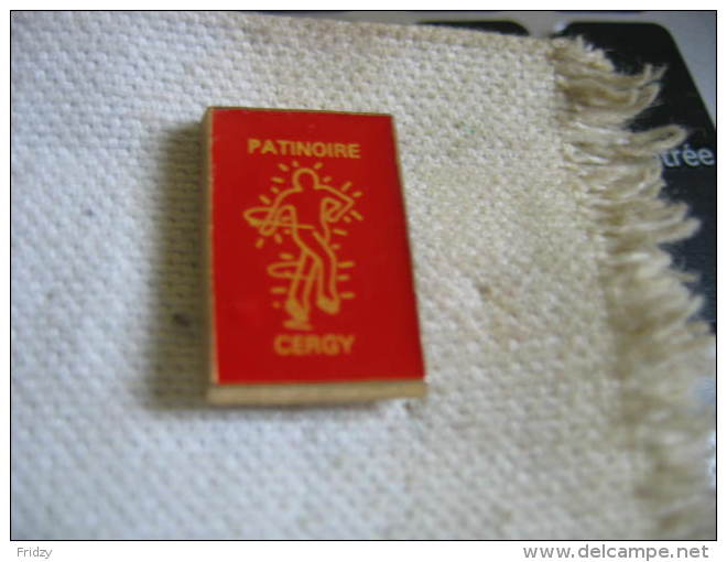 Pin´s De La Patinoire De CERGY - Skating (Figure)