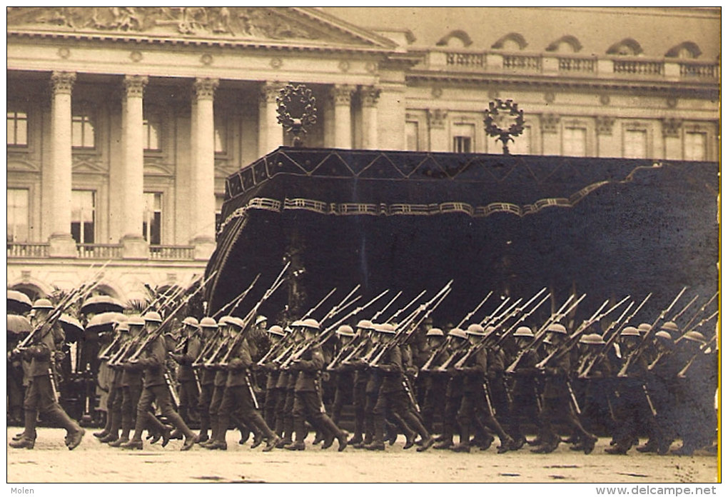 CARTE PHOTO FOTOKAART DEFILE REVUE CARABINIERS BRUXELLES BRUSSEL DEFILE Militaire MILITAIR SOLDAT UNIFORME REGIMENT 3980 - Fêtes, événements