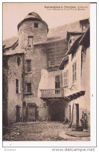 ENTRAYGUES SUR TRUYERE  (AVEYRON)  COUR INTERIEURE D'UNE VIEILLE MAISON - Autres & Non Classés