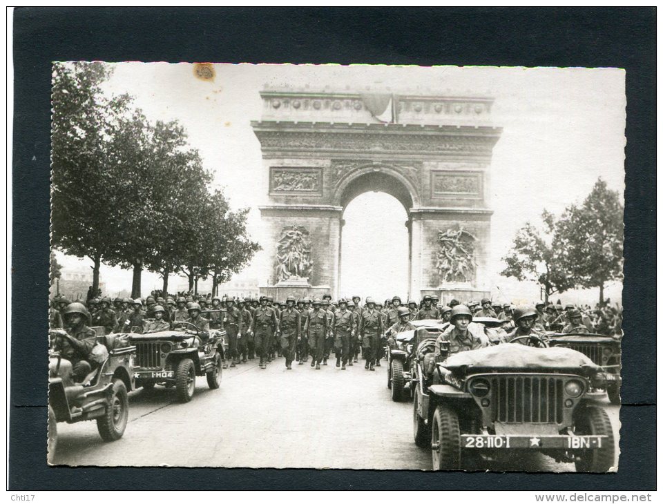 PARIS LIBERATION WW2 CHAMPS ELYSEES ARC DE TRIOMPHE DEFILE DES TROUPES AMERICAINES   CIRC   NON    / 1950  EDIT - Arc De Triomphe