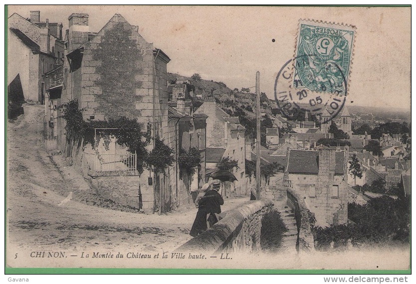 37 CHINON - La Montée Du Chateau Et La Ville Haute - Chinon