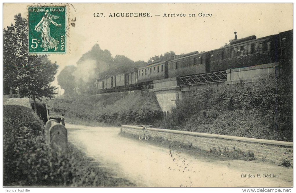Aigueperse (63) Arrivée D'un Train En Gare - Aigueperse