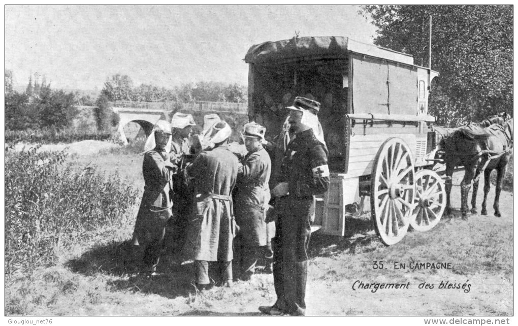 EN CAMPAGNE..CHARGEMENT DES BLESSES  ...CPA ANIMEE OFFERTE PAR CHOCOLAT DE L´EURE (MENILLES) - Characters