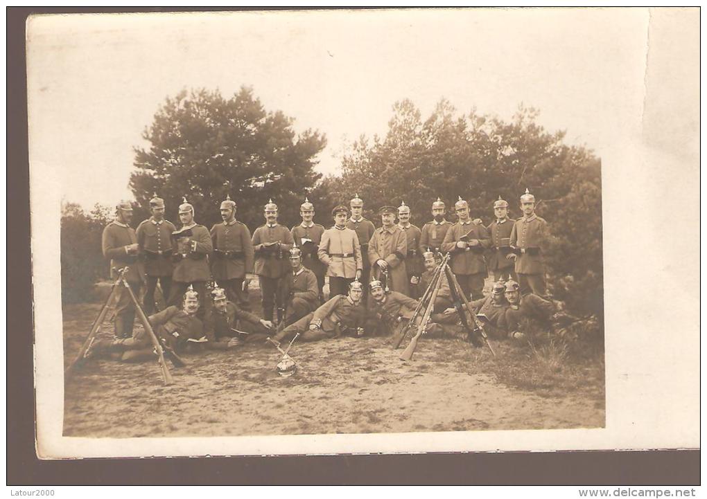 CARTE PHOTO ALLEMANDE MILITAIRE CASQUE A POINTE FUSIL LECTURE LIVRE VOIR SCAN - Guerre 1914-18