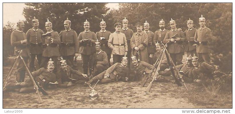 CARTE PHOTO ALLEMANDE MILITAIRE CASQUE A POINTE FUSIL LECTURE LIVRE VOIR SCAN - Guerre 1914-18