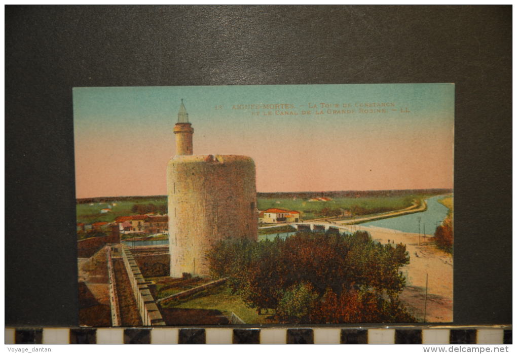 CP, 30, Aigues Mortes La Tour De Constance Et Le Canal De La Grande Robine N°13 Edition LL - Aigues-Mortes