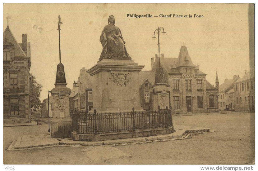 Philippeville :  Grand'place Et La Poste        (  Ecrit Avec Timbre  1932   ) - Philippeville