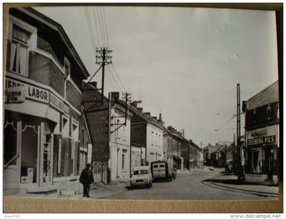 Anderlues, Viaduc Et Rue J. Wauters Avec Commerces, Facteur Et Vieilles Voitures - Anderlues