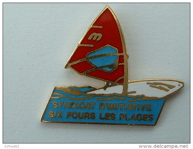 PIN´S PLANCHE A VOILE - SYNDICAT D'INITIATIVE SIX FOURS LES PLAGES - Sailing, Yachting