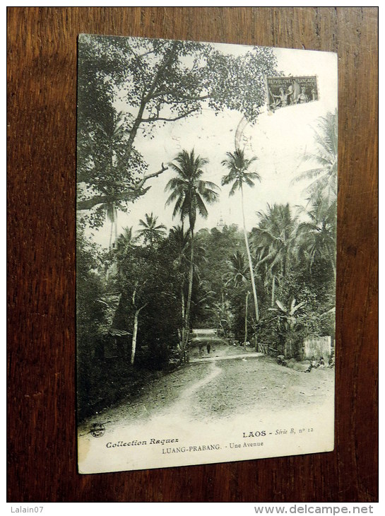 Carte Postale Ancienne : LAOS : LUANG-PRABANG : Une Avenue - Laos