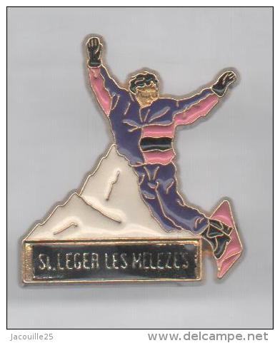 PINS PIN'S  SKI  NEIGE SPORT D'HIVER RANDONNEE SAINT LEGER LES MELEZES SNOWBOARD - Pin-ups