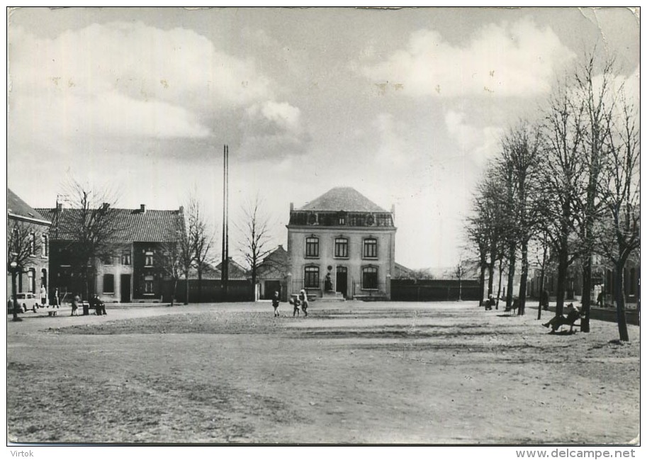 Quaregnon :  Place De L'Hospice   (  Grand Format ) - Quaregnon