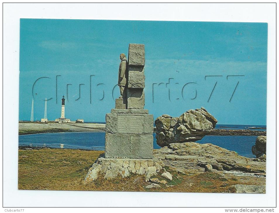 Ile De Sein (29) : Le Mémorial Des Français Libre Et Le Phare En Arrière Plan En 1970 GF. - Ile De Sein