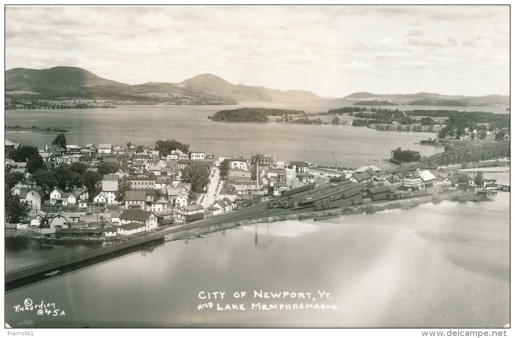 U.S.A. - VERMONT - NEWPORT - Aerial Photo City Of NEWPORT &  LAKE MEMPHREMAGOG (1951) - Autres & Non Classés