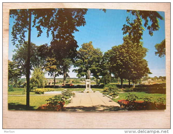 Canada - Lord Beaverbrook  Statue - Fredericton - New Brunswick    D113186 - Fredericton