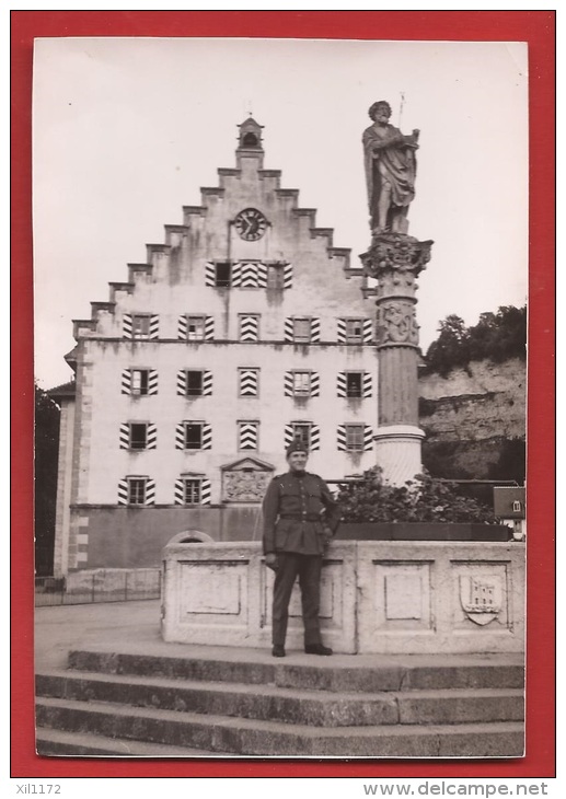 BFR-02 Fontaine Et Caserne De Fribourg, Militaire Au Premier Plan, Non Circulé.  Le Nom Du Militaire Figure Au Dos. - Fribourg