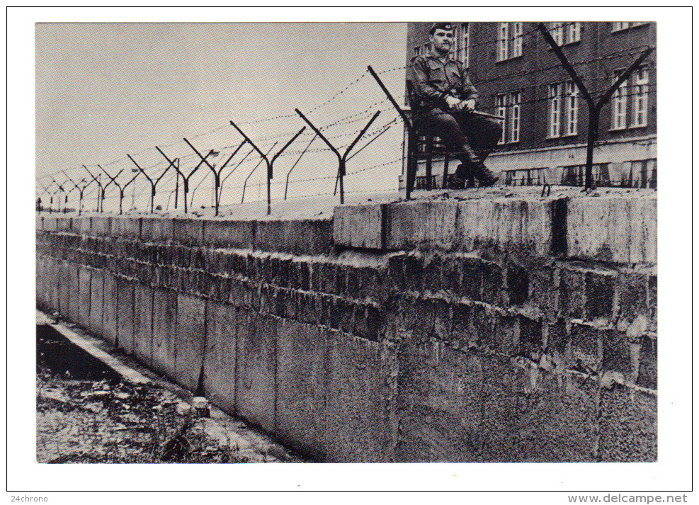 Allemagne: Berlin, Mur De Berlin, Ein Wachposten Beobachtet Ausbesserungsarbeiten An Der Mauer Der Zimmerstrasse (14-103 - Muro Di Berlino