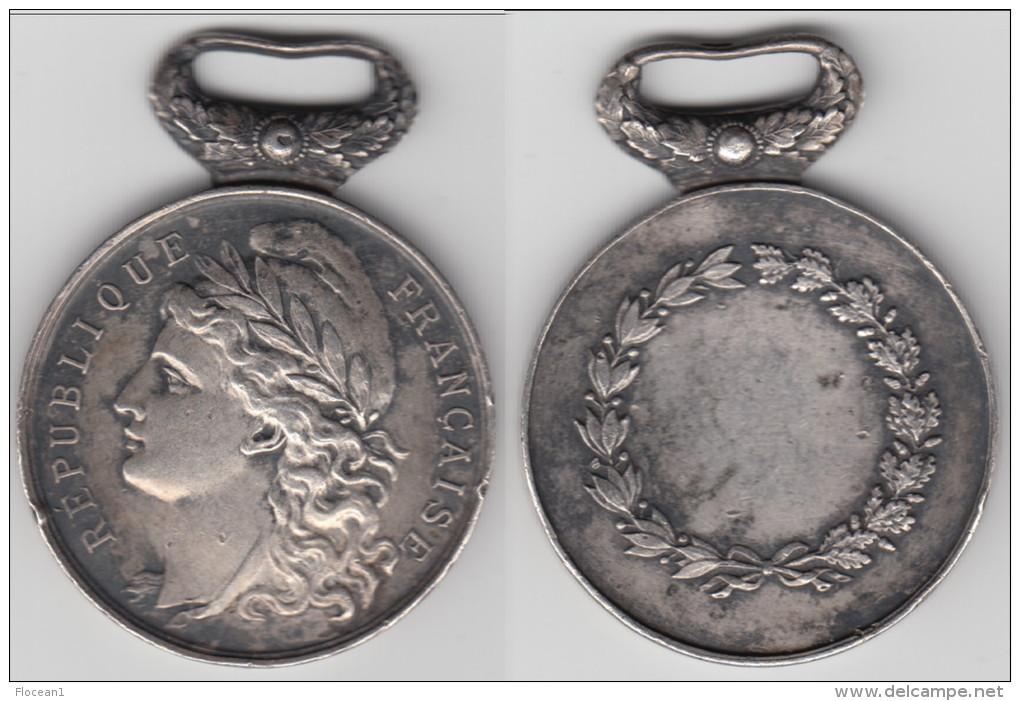 **** MEDAILLE - DECORATION - REPUBLIQUE FRANCAISE EN ARGENT **** EN ACHAT IMMEDIAT !!! - Royaux / De Noblesse