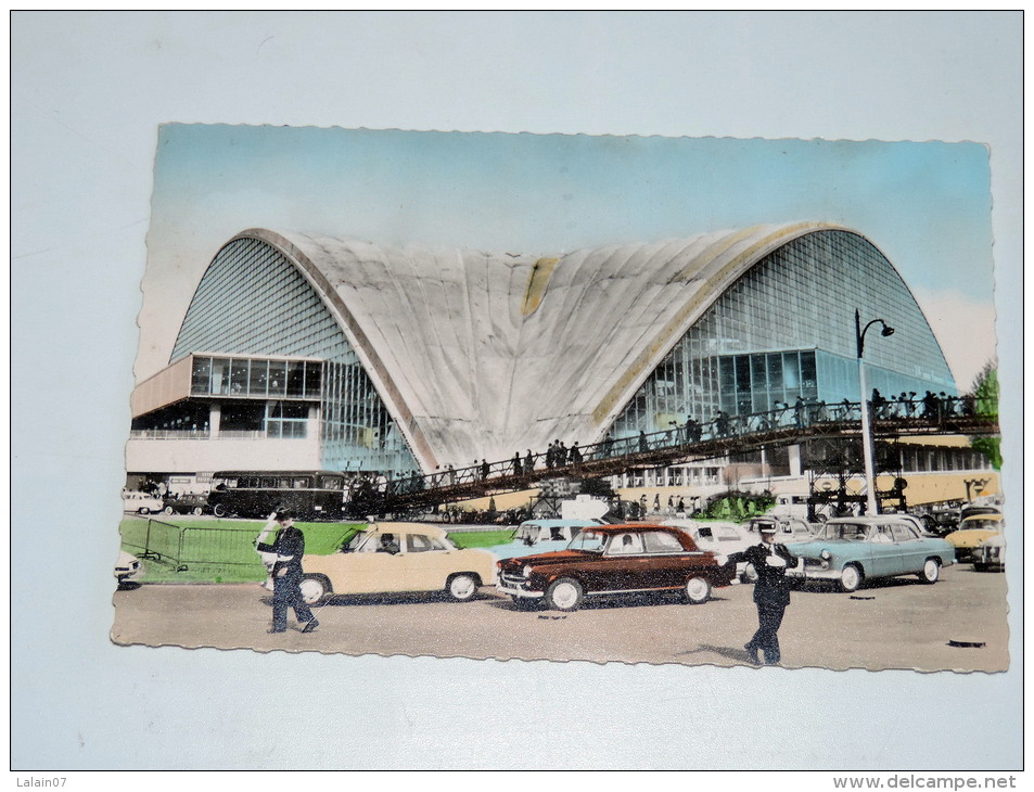 Carte Postale Ancienne : ROND-POINT DE LA DEFENSE : Le Palais Du C.N.I.T. , Une Des Entrées , Animé Voitures Années 1950 - La Defense