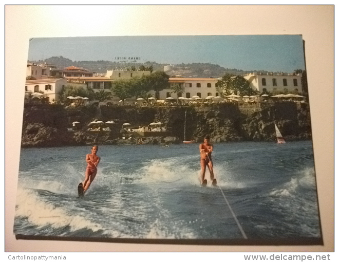 Coppia Di Giovani Che Effettuano SCI NAUTICO SCI ACQUATICO   Grand Hotel Baia Verde Cannizzaro Ct Sicilia - Wasserski