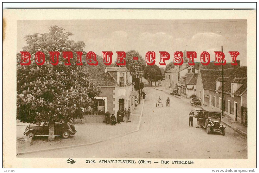 18 - AINAY Le VIEIL < Rue Pricipale - Voiture Automobile Camionnette Peugeot + ?? - Dos Scanné - Ainay-le-Vieil