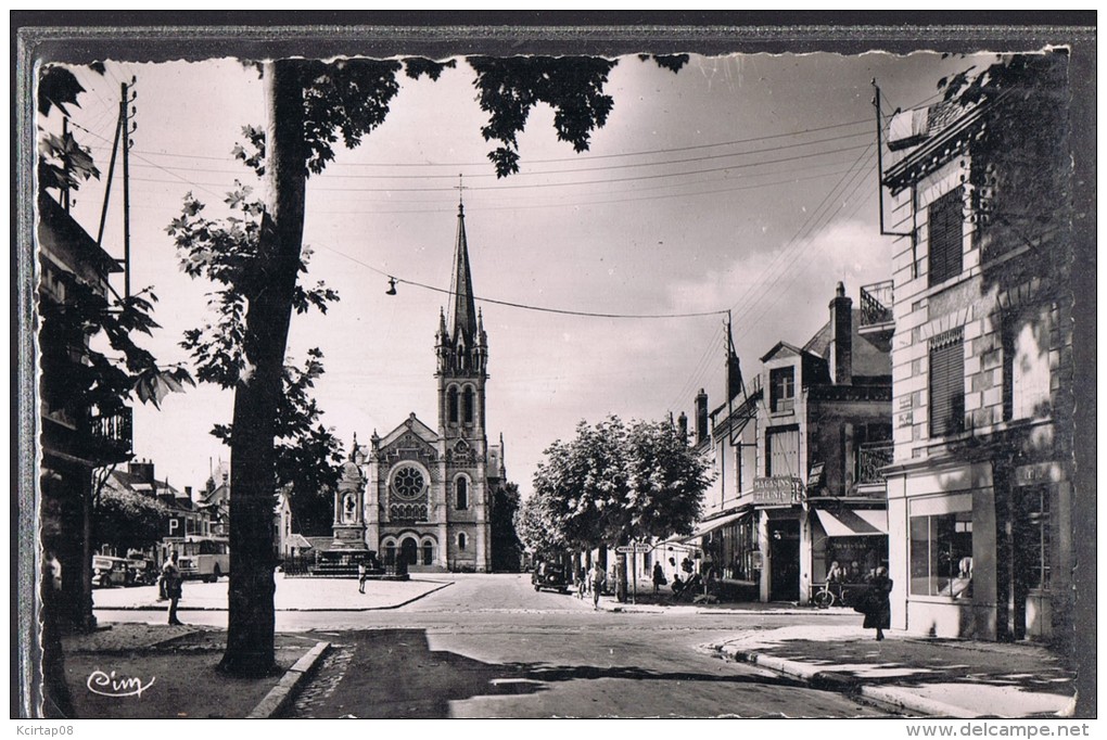 BRIARE . L'Eglise Et La Place De La République . - Briare