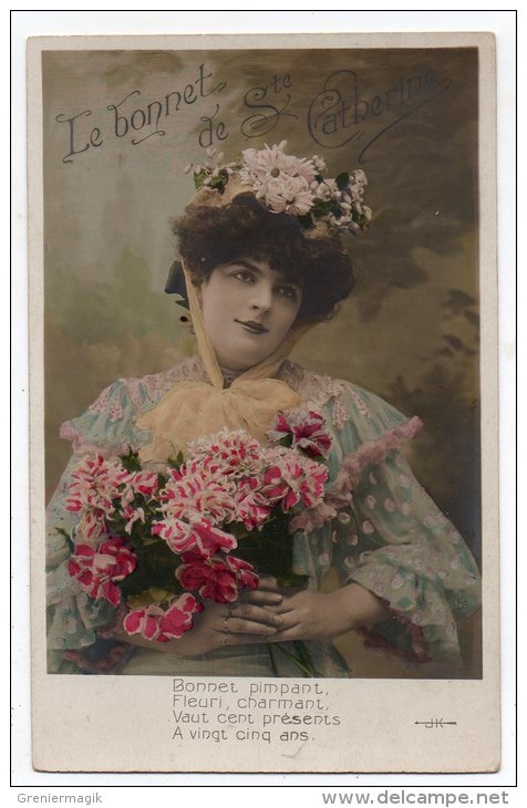 Cpa - Le Bonnet De Sainte Catherine - Pose D´une Femme Avec Un Bouquet De Fleurs - Sainte-Catherine