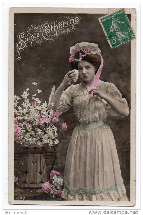 Cpa - Sainte Catherine - Pose D´une Femme Avec Un Bonnet Et Des Fleurs - Sint Catharina