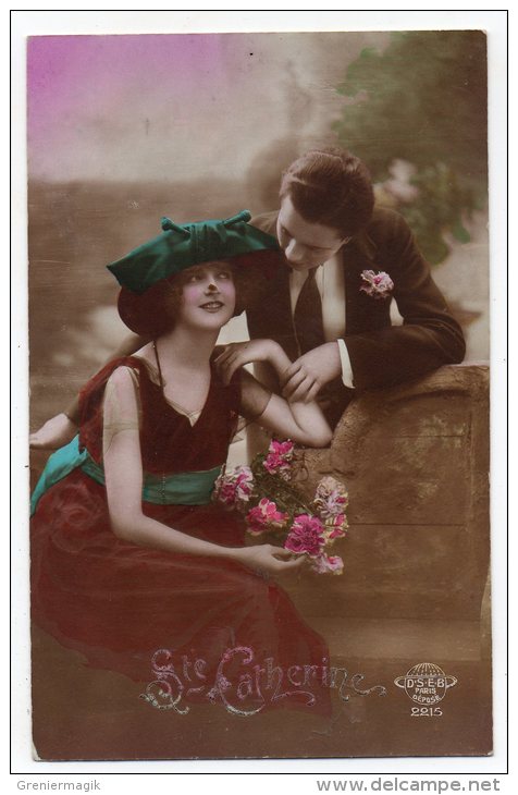 Cpa - Sainte Catherine - Couple - Jeune Femme Avec Un Bonnet Et Un Bouquet De Fleurs - Santa Caterina