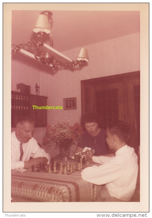 ANCIENNE PHOTO AMATEUR  JEU D'ECHEC JEUX D'ECHECS  ** VINTAGE PHOTO SNAPSHOT CHESS PLAYING GAME - Personnes Anonymes