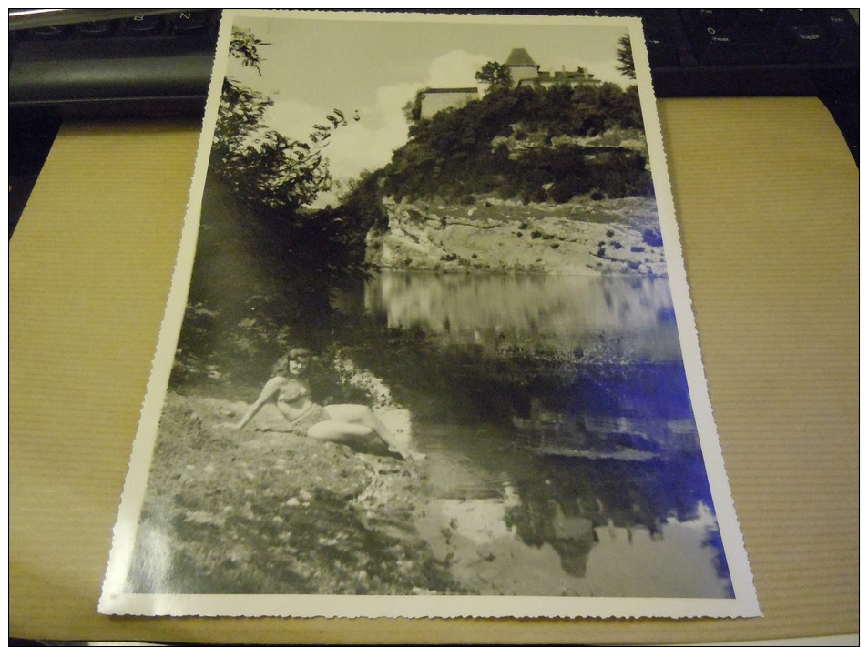 1404 - Grande Photo Des Bords Du Lot, Près De Douelle , Une Jeune Femme En Maillot Trempant Les Pieds Dans La Rivière - Lieux