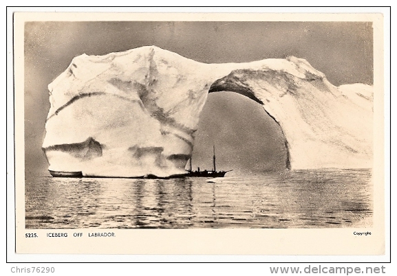 CPSM Photo Canada Iceberg Off Labrador Terre Neuve Bateau Passant Sous Une Arche De Glace Boat Newfoundland - Autres & Non Classés