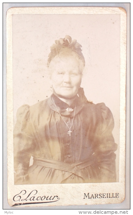 Photo CDV. Femme Et Chapeau. Marseille. E.Lacour. - Anciennes (Av. 1900)