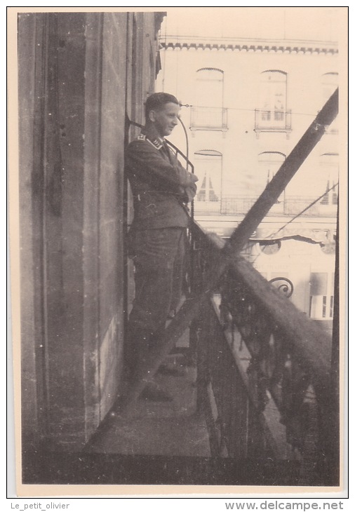 PHOTO ORIGINALE  39 / 45  WW2  WEHRMACHT FRANCE  NANTES OFFICIER ALLEMAND SUR UN BALCON DU CENTRE VILLE - Guerre, Militaire