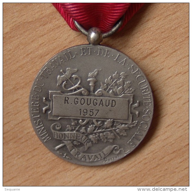 Médaille Du Travail Et Sécurité Sociale Attribué 1957 Argent - Professionnels / De Société