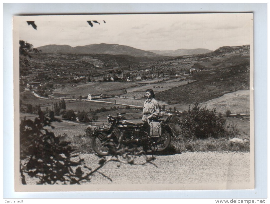 Photo Ancienne : Jeune Femme Près D'une Moto TERROT - 165Z34 - Hauts Cantons De L'Hérault , Monts D'Orb - Motos