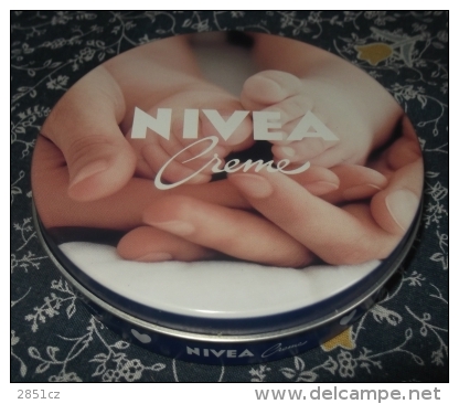 NIVEA BOX - Love Nivea Creme, 150 Ml, For Croatian / Slovenian Market (Rihanna For Nivea) - Boîtes