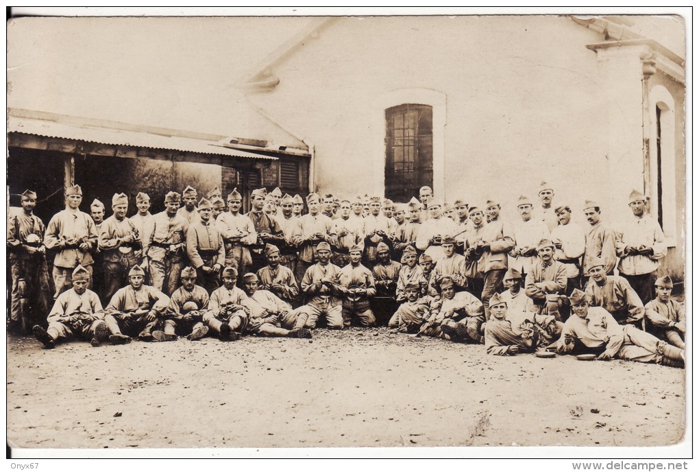 Carte Postale Photo Militaire Français Du 63 ème Régiment D´Infanterie -  ´d´Artillerie ? A SITUER A LOCALISER ? - Barracks