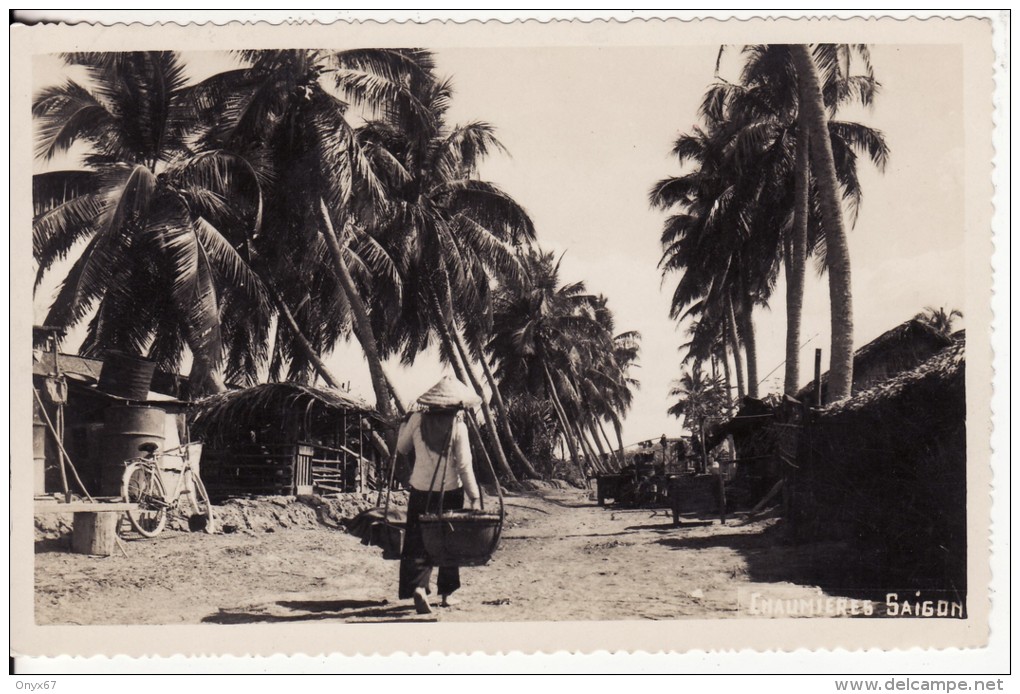 Carte Postale Photo SAÏGON (Asie-Asien-Viêt-Nam-Indochine) Chaumières - Vélo-Bicyclette-Palmiers - Vietnam