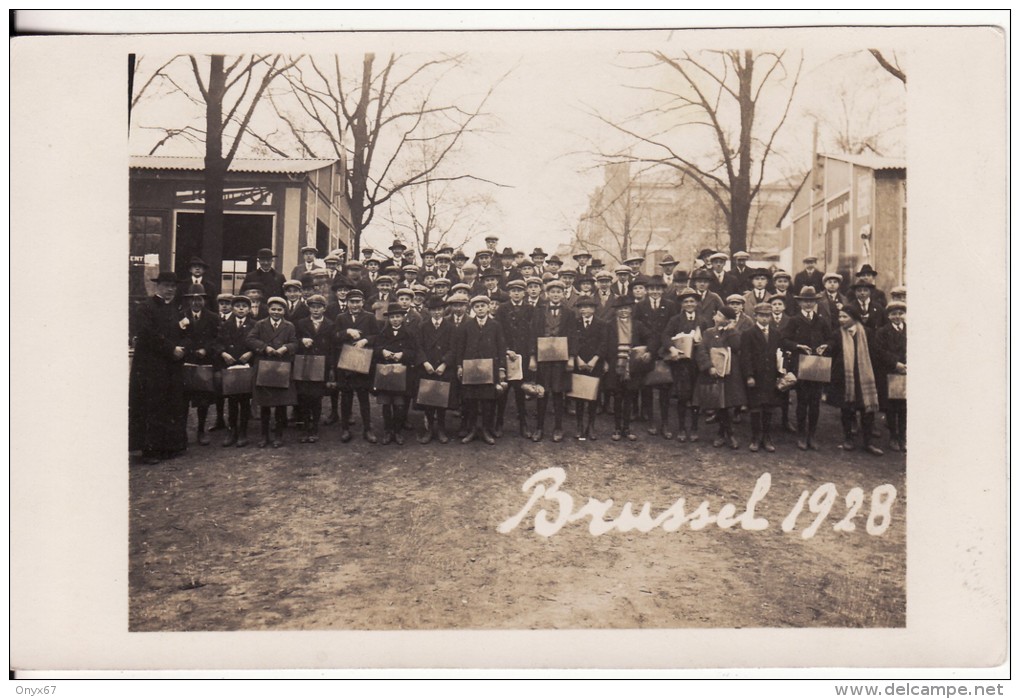 Carte Postale Photo BRUXELLES-BRUSSEL (Belgique) Groupe Etudiants-Elèves-ENSEIGNEMENT-ECOLE-UNIVERSITE- Maison R..d'Or ? - Onderwijs, Scholen En Universiteiten