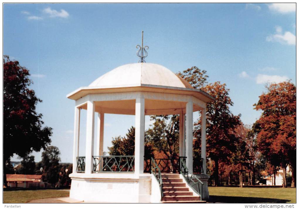 79.  MAUZE SUR LE MIGNON.   CARTE PHOTO.   KIOSQUE.  GROS PLAN. EXEMPLAIRE UNIQUE. - Mauze Sur Le Mignon