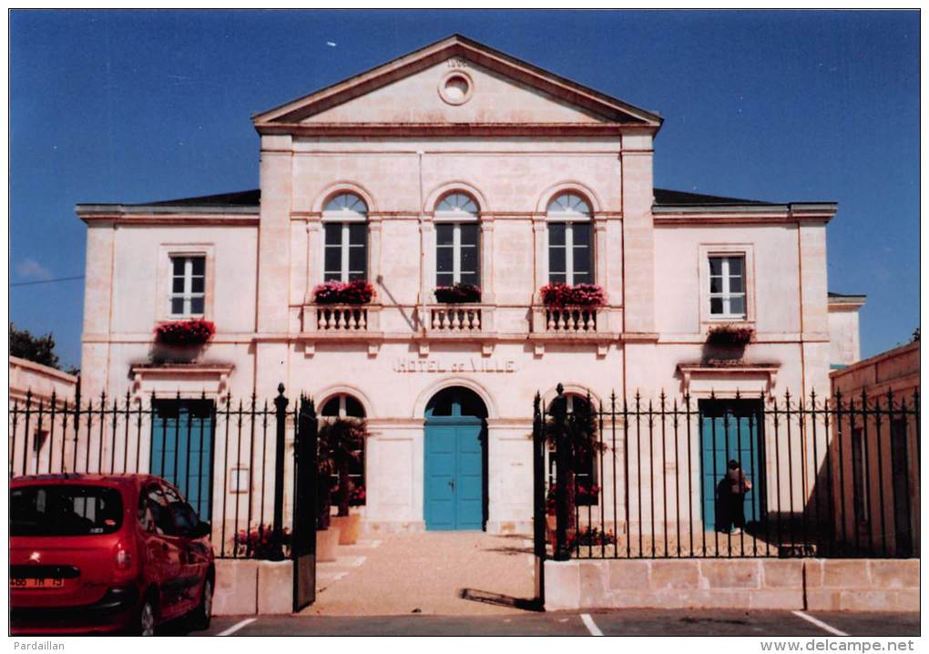 79.  MAUZE SUR LE MIGNON.  CARTE PHOTO.   HÔTEL DE VILLE. TRES GROS PLAN.  EXEMPLAIRE UNIQUE. - Mauze Sur Le Mignon