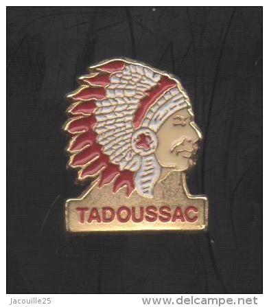 PINS PIN'S INDIEN AMERIQUE USA TOMAHAWK TEEPEE COIFFE TADOUSSAC METAL - Autres & Non Classés